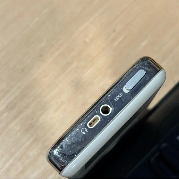 Apple iPod Classic Model-A1059 20GB BROKEN White Bad Battery “Parts/Repair” Read - Picture 5 of 10